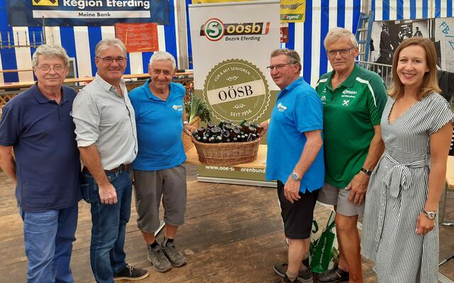 Von links: Bezirksobmann Georg Hude, Bürgermeister Wolfram Moshammer, ein Mitglied des Prambachkirchner Seniorenbundes mit Obmann Josef Breitwieser, der Hartkirchner Seniorenbund-Obmann Alois Wiesmüller und Vizebürgermeisterin Margot Arthofer. | Foto: Seniorenbund 