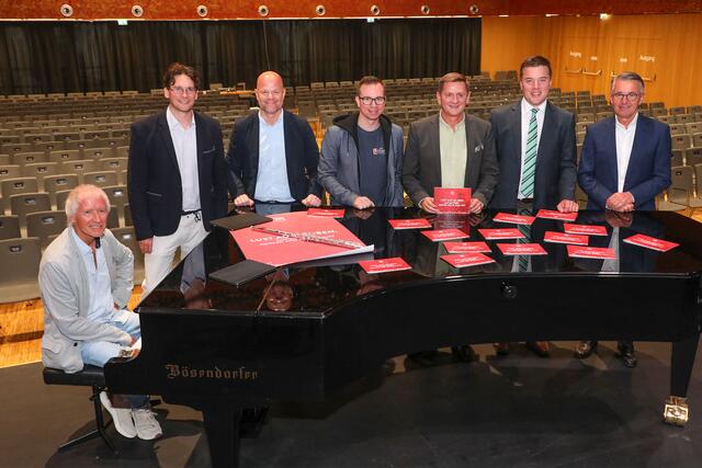 Musiker Helmut Iberer und David Gromon von den LE-Jazz Allstars, Markus Messics, Fachbereichsleiter Kultur der Stadt Leoben, Marco Luley, Obmann der LEctors, Bürgermeister Kurt Wallner, Kulturreferent Johannes Gsaxner und Gerhard Samberger, Geschäftsführer des Live Congress Leoben, (v.l.) bei der Präsentation des Leobener Kulturherbst und -winter.
 | Foto: Foto Freisinger