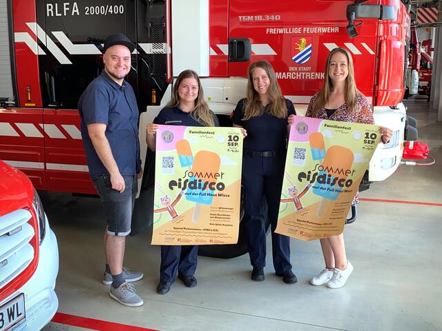 Das Veranstaltungsteam lädt zu einem coolen Ferienabschluss mit sommerlicher Eisdisco: Jugendstadtrat Bernhard Stegh, FF-Jugendbetreuerinnen Nina Frisch und Julia Fraungruber und Jugendarbeiterin Julia Neuhofer (v.l.). | Foto: Stadtgemeinde Marchtrenk