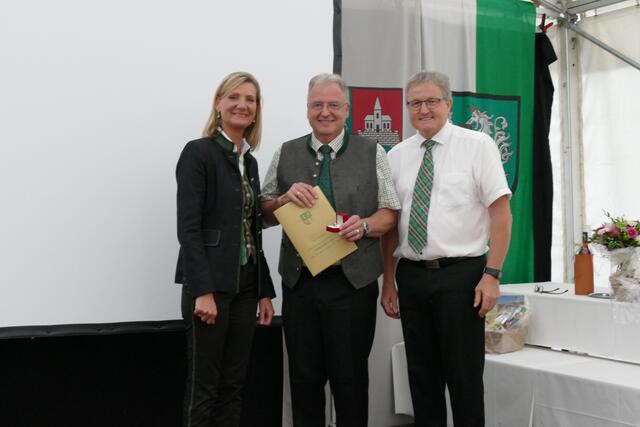Der goldene Ehrenring der Marktgemeinde Wies für Franz Jöbstl | Foto: Semmernegg