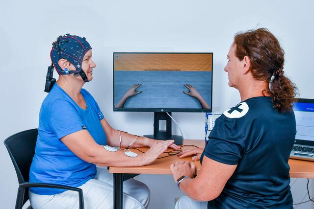 Am Klinikum Bad Hall kommt in der Schlaganfalltherapie nun auch das in Oberösterreich entwickelte System recoveriX zum Einsatz. Das System setzt dort an, wo der Schaden aufgetreten ist – im Gehirn. Der Schlüssel dazu ist die mentale Vorstellungskraft, kombiniert mit visueller Rückmeldung und Muskelstimulation. | Foto: Klinikum Austria Gesundheitsgruppe