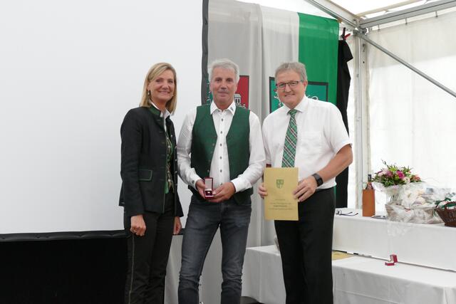 Ehrennadel in Gold für Malermeister Hubert Wolf | Foto: Semmernegg