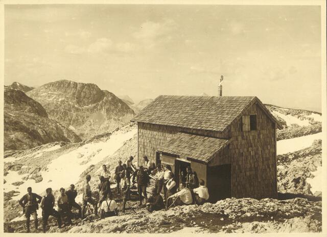 Seit 1922 steht die Edelweisserhütte auf einer Höhe von 2.349 Meter am Gipfel des Mittleren Streitmandls, Tennengebirge.  | Foto: Archiv Edelweiss-Club Salzburg