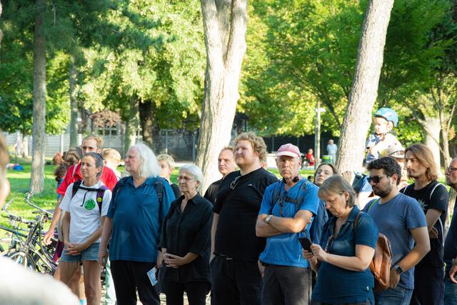 Rund 180 Demonstrierende fanden sich am Freitag ein und machten ihrem Ärger wegen der geplanten Verbauung der Venediger Au Luft. | Foto: Phili Kaufmann
