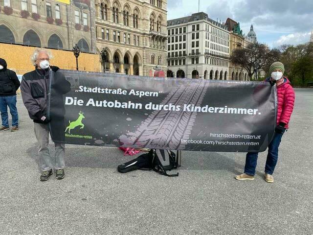 Die Bürgerinitiative "Hirschstetten-retten" protestierte vor dem Rathaus gegen die "Stadtstraße". | Foto: Sequenz