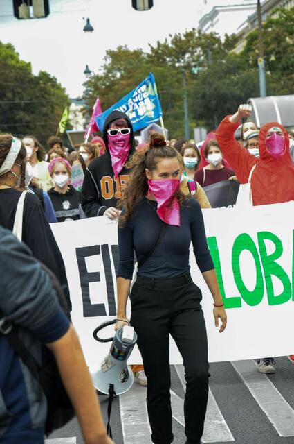 Klimaaktivistin Lena Schilling protestiert gegen das Straßenbauprojekt. | Foto: Schiling