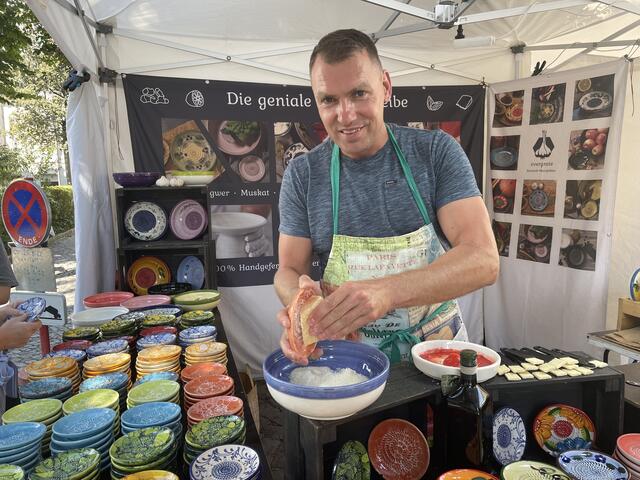 Aussteller Gatis Dembovskis präsentiert seine bunten Untertassen ideal zum Reiben von Parmesan. | Foto: Kendlbacher