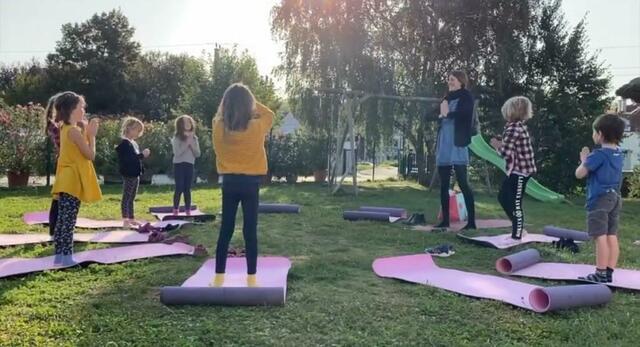 Die Jahreszeiten werden achtsam wahrgenommen, wie zum Beispiel beim Kinderyoga im Schulgarten. | Foto: Leithabergschule