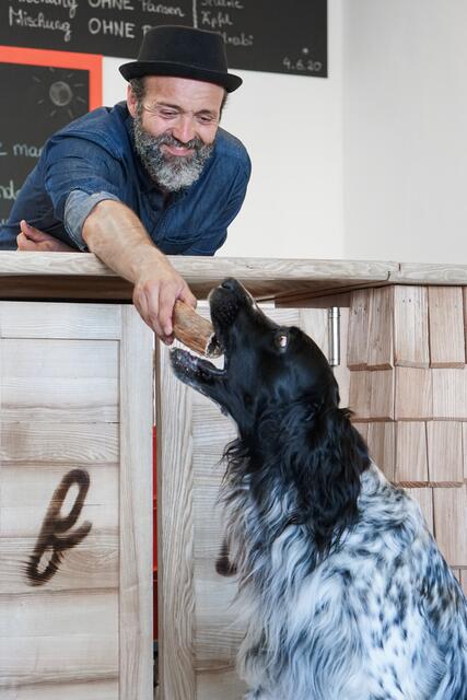 Stefan Wiederin mit seinem Hund Goswin.  | Foto: fressbar