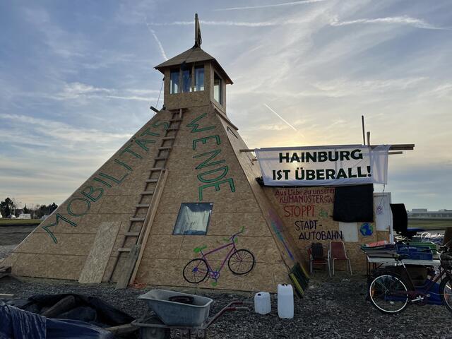 Das Protestcamp in der Hausfeldstraße - im Bild die charakteristische Pyramide aus Holz - wurde von der Polizei am 2. Februar geräumt. | Foto: Kautzky
