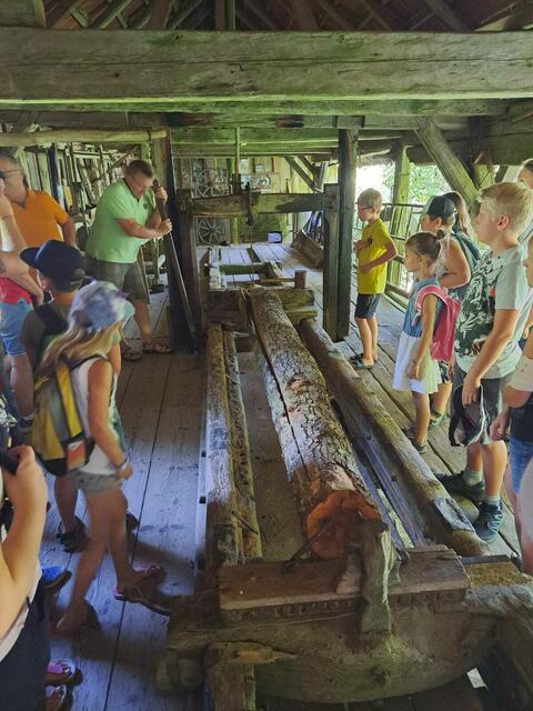 Die Kinder der Vichtensteiner Ferienpassaktion besichtigen das ländliche Museum in St. Ägidi. | Foto: Goldhauben Vichtenstein