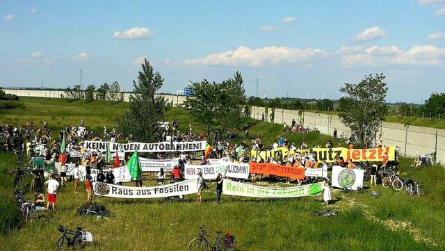 Die Abschlusskundgebung fand in den Feldern von Süßenbrunn statt und war nur durch eine Lärmschutzmauer von der S1-Schnellstraße getrennt. | Foto: Fridays For Future
