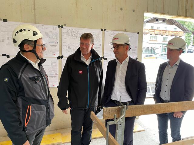 Bgm. Jakob Wolf (2.v.l.) bei einer Besichtigung des Kraftwerkes im Rohbau im Oktober 2021. | Foto: Foto: ÖWK