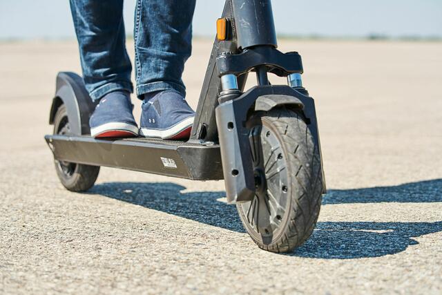 E-Scooter werden im Fußgänger-Verkehr immer mehr zur Gefahr. | Foto: ÖAMTC