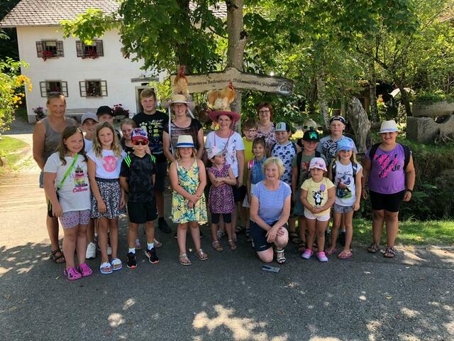 Im Rahmen der Ferienpass-Aktion in Viechtenstein organisierte die örtliche Goldhaubengruppe einen Besuch nach St. Ägidi in den Forellenzirkus und das ländliche Museum. | Foto: Goldhauben Vichtenstein