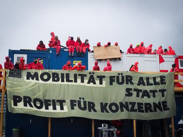 Am Mittwoch vor dem SPÖ Landesparteitag besetzten Klimaakivisten erneut die Baustelle der geplanten Wiener Stadtstraße. | Foto: Christoph Glanzl