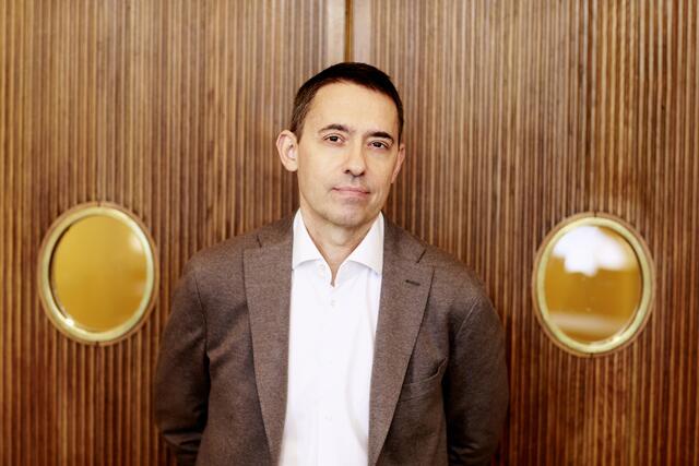 Bogdan Roščić, Direktor der Wiener Staatsoper bedankte sich bei den auftretenden Künstlerinnen und Künstlern für ihre Flexibilität und ihre Bereitschaft, trotz vieler Termin-Kollisionen diese Spielplanänderung zu ermöglichen. | Foto: Peter Mayr