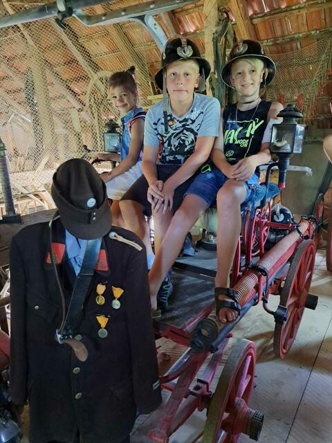 Im Anschluss nehmen die Kinder noch an einer Führung durch das ländliche Museum bei. | Foto: Goldhauben Vichtenstein
