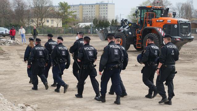 Neben Beamten der Wiener Polizei war auch die WEGA mit Hundestaffel vor Ort. | Foto: Maximilian Spitzauer