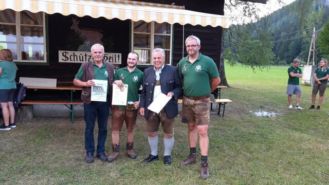 Mit guter Laune wurde bei der Siegerehrung in die Kamera gelächelt.