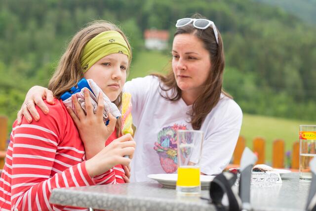Rasch und rechtzeitig Eingreifen rettet Leben. Bei allergischen Reaktionen auf einen Insektenstich muss umgehend gehandelt werden. | Foto: ÖRK/Holly-Kellner