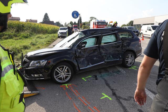 Die Insassen des PKW wurden mit der Rettung in das Klinikum Wels eingeliefert. | Foto: laumat.at/Matthias Lauber