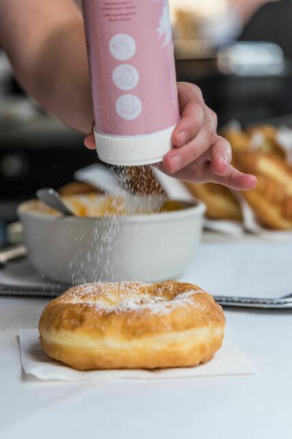 Frische Bauernkrapfen von der Goldhaubengruppe beim zweiten Markttag der Bio-Drehscheibe | Foto: Alfred Hofer