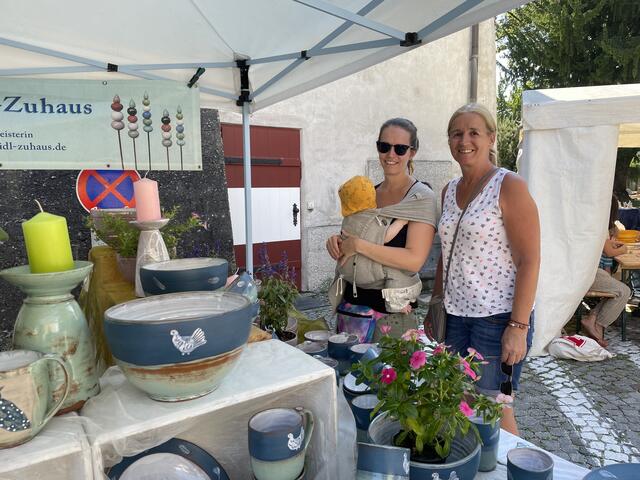 Denise mit Sohn Elia und Freundin Patricia sind vom Angebot des Töpfermarkts begeistert. | Foto: Kendlbacher
