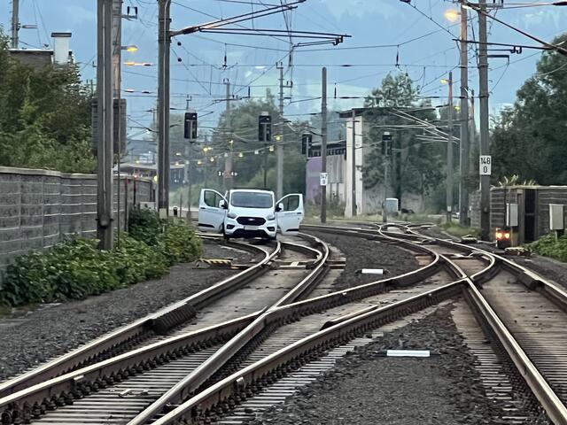 Der Pkw kam auf den Gleisen am Bahnhof in St. Johann zum Stillstand. | Foto: ZOOM.TIROL