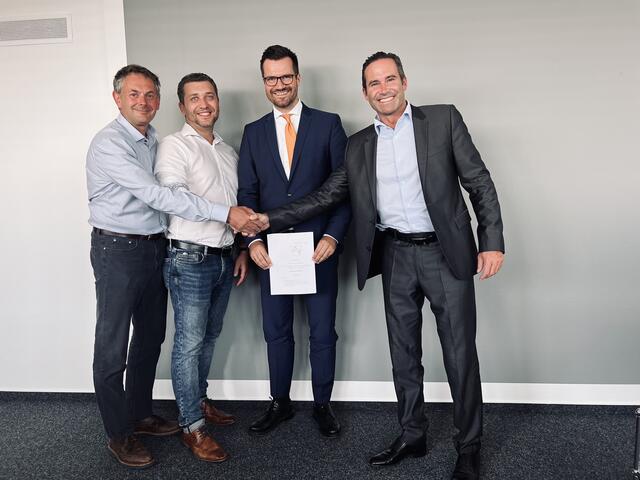 Mario Haidlmair (re.) bei der Unterzeichnung des Gründungsvertrags der Haidlmair International Service North GmbH. | Foto: HAIDLMAIR