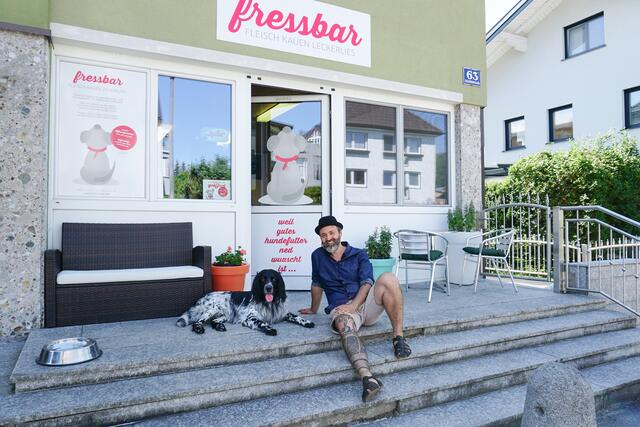 Stefan Wiederin vor seiner "fressbar" mit Hund Goswin.  | Foto: fressbar