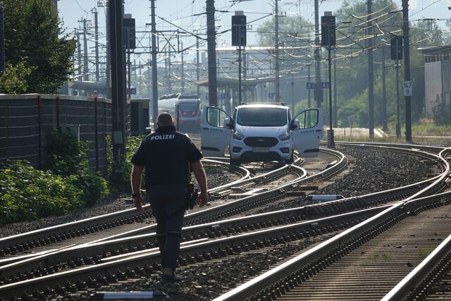 Der Pkw der Flüchtigen wurde auf den Gleisen abgestellt. Anschließend kam es zu Schüssen durch die Polizei. | Foto: ZOOM.TIROL
