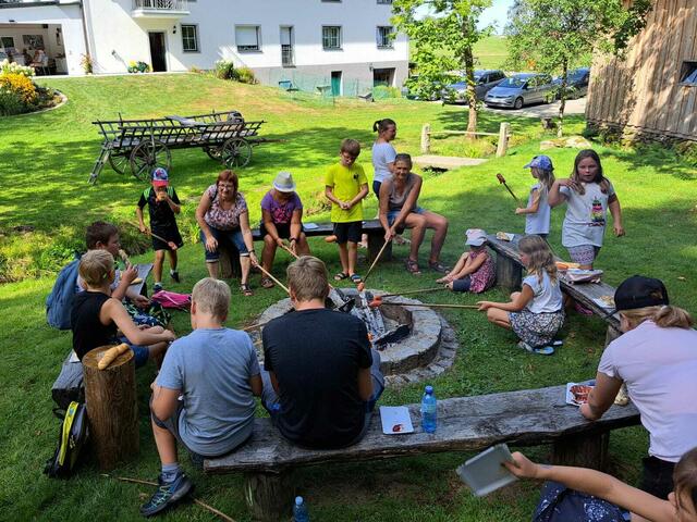 Zum Abschluss des Ausfluges grillt die Gruppe noch Knacker am Lagerfeuer. | Foto: Goldhauben Vichtenstein