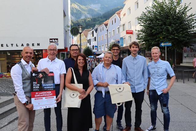19. Landecker Einkaufsnacht (v.l.): Otmar Ladner (WK), Bgm. Herbert Mayer, Konrad Geiger, Simone Zangerl (TVB), Markus Müller, Michael Gitterle (WK), Talkesselmanager Florian Schweiger und Mathias Weinseisen (LG). | Foto: Othmar Kolp