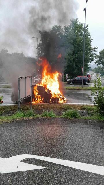 Das Auto stand im Vollbrand | Foto: Manfred Wimmer