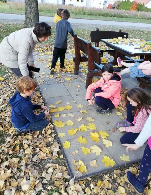 Mathematik beGreifen macht Spaß! Hier beim Legen der 3er Malreihe in der Lernzeit der Natur. | Foto: Leithabergschule