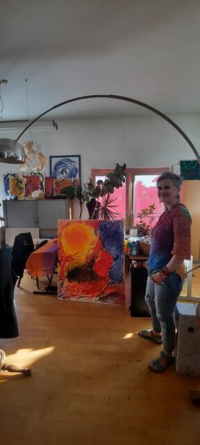 Elisabeth Aufschnaiter vor ihrem Lieblingsbild "Sonnenaufgang".