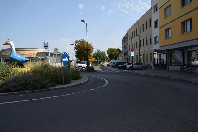 Die Umleitung führt über den Kreisverkehr und die Weikendorferstraße weiter zur  | Foto: Birgit Schröttner-Thurner