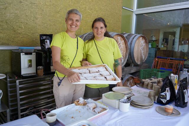 Beim Apfelfest durfte Apfelkuchen nicht fehlen: Vera Leeb und Christina | Foto: Andrea Glatzer