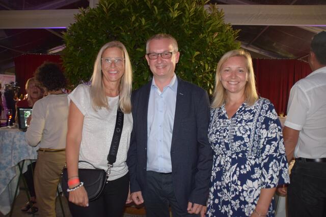 Unternehmerin Daniela Katzbeck (links) war vom Stück begeistert.  | Foto: Elisabeth Kloiber