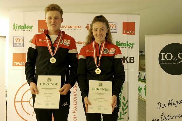Lisa Hafner und Kevin Weiler (SG Innervillgraten) freuen sich über ihren Sieg als Mixed Team im 60 Liegend Bewerb der Junioren in Innsbruck | Foto: Christian Kramer, TLSB
