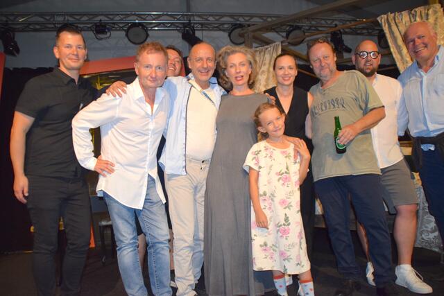 Das ganze Ensemble des heurigen Uhudlertheaters. | Foto: Elisabeth Kloiber