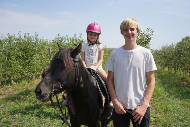 Emma, Mara und Paul im Apfelgarten. Auch Mara das Pony mag die Äpfel. | Foto: Andrea Glatzer
