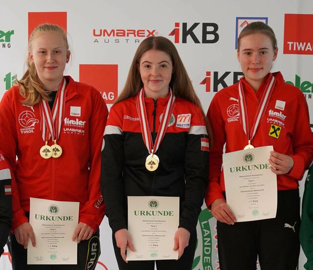 Helena Messner, Jasmin Kitzbichler und Paula Alberts konnten bei den Juniorinnen im 60 Liegend und 100m Stehend frei die Goldmedaille in der Mannschaftswertung holen | Foto: Christian Kramer, TLSB