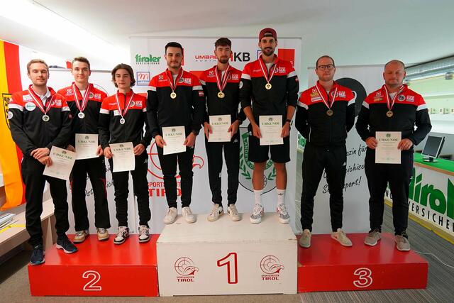Tobias Mair (Mitte) sicherte sich gemeinsam mit Andreas Thum und Michael Höllwarth die Goldmedaille in der Mannschaftswertung 100m Stehend frei der Allgemeinen Klasse | Foto: Christian Kramer, TLSB