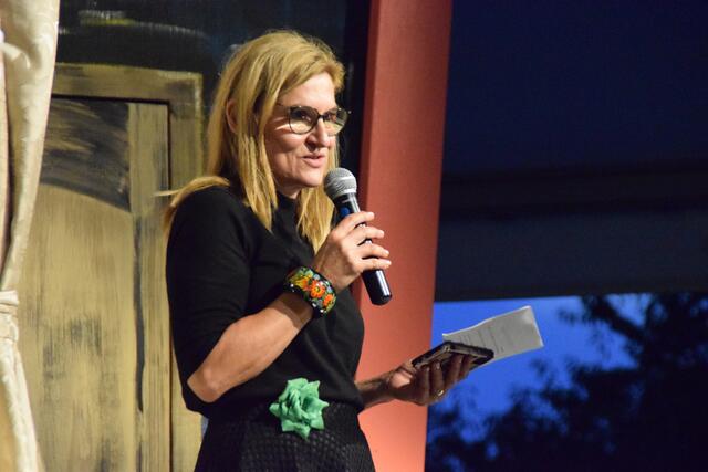 Intendantin Eva Weinek begrüßte die Premierengäste.  | Foto: Elisabeth Kloiber