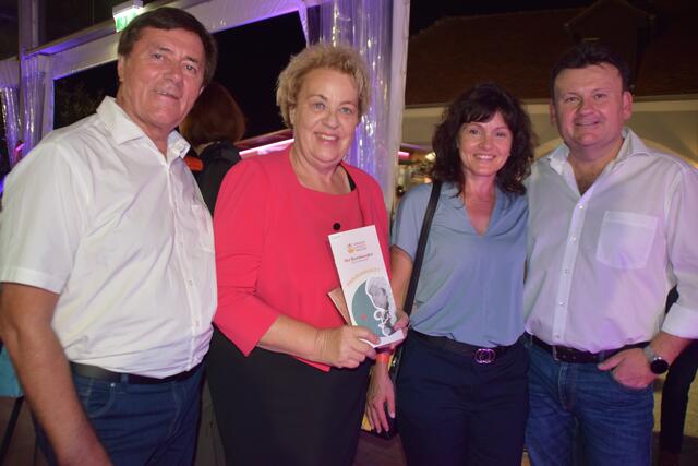 Gern gesehene Gäste beim Uhudlertheater: Landtagspräsidentin Verena Dunst mit Ehemann Manfred sowie Gerhard Tukovics mit Partnerin Sabine Drauch.  | Foto: Elisabeth Kloiber