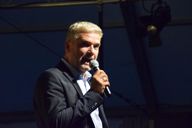 Standortleiter Benno Döller und sein Team haben den Schlossinnenhof Tabors in ein Theater verwandelt.  | Foto: Elisabeth Kloiber