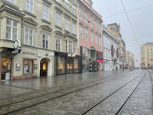 In der Linzer Landstraße nähe Schillerpark haben die beiden Männer zugeschlagen: Polizisten ertappte sie am 26. August 2022, wie sie die elektronische Diebstahlssicherungen von Kleidung entfernten. | Foto: BRS