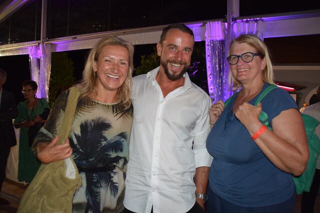 Im letzten Jahr noch auf der Bühne, drückte Schauerspielerin Angelika Niedetzky (links) diesmal ihren Kollegen die Daumen von den Publikumrängen aus an.  | Foto: Elisabeth Kloiber